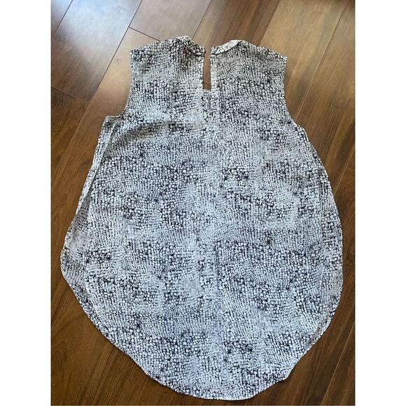 Vince Camuto XS grey and white sleeveless snakeskin blouse - Picture 8 of 10